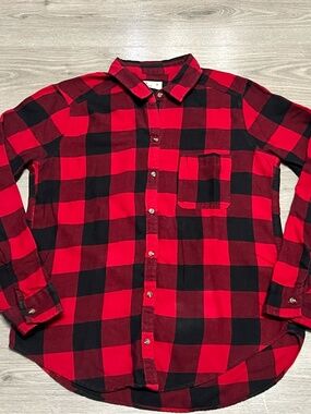 Hollister Women's Red and Black Plaid Lightweight Long Sleeve Shirt Size Medium